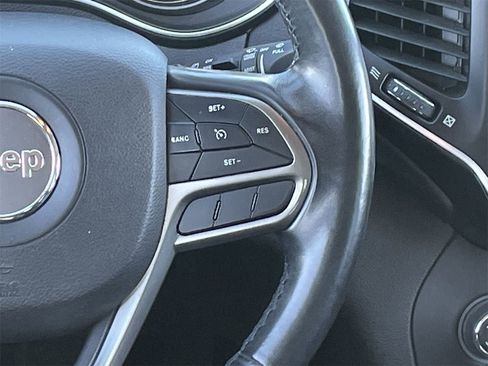 Used 2019 Jeep Cherokee Latitude Plus w/ Comfort/Convenience Group image 23