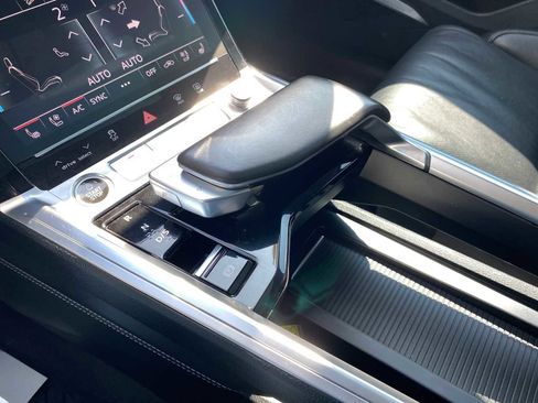 Used 2021 Audi e-tron Prestige w/ Prestige Package image 27