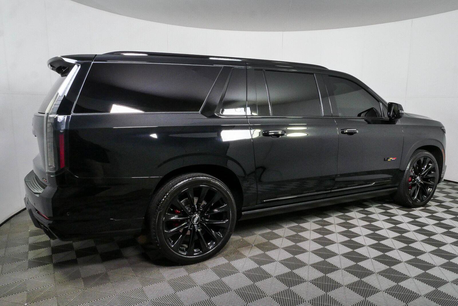 Used 2025 Cadillac Escalade ESV V w/ LPO, ONYX Package AWD/4WD image 2