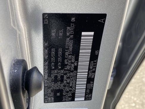 Certified 2024 Toyota Highlander Limited AWD/4WD image 37