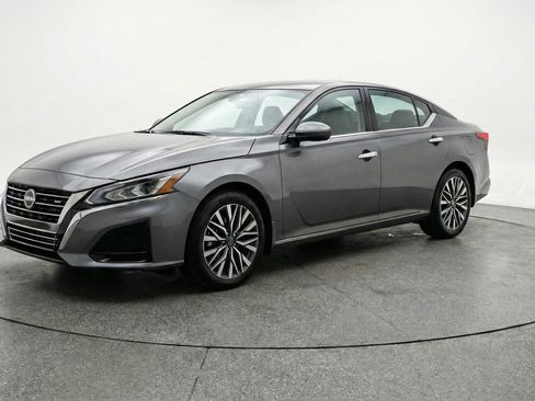 Used 2025 Nissan Altima 2.5 SV image 3