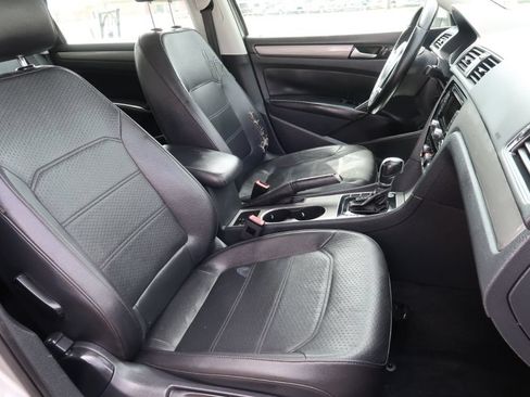 Used 2014 Volkswagen Passat 2.5 SE FWD image 9