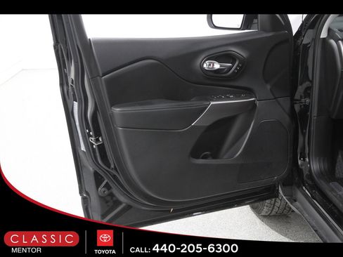 Used 2021 Jeep Cherokee Limited image 4