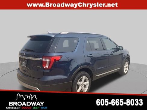 Used 2017 Ford Explorer XLT AWD/4WD image 2
