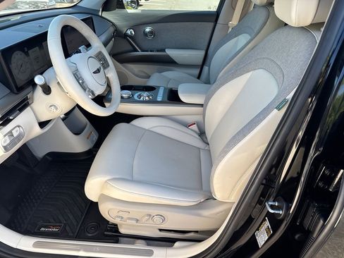 Used 2024 Genesis GV60 RWD image 9