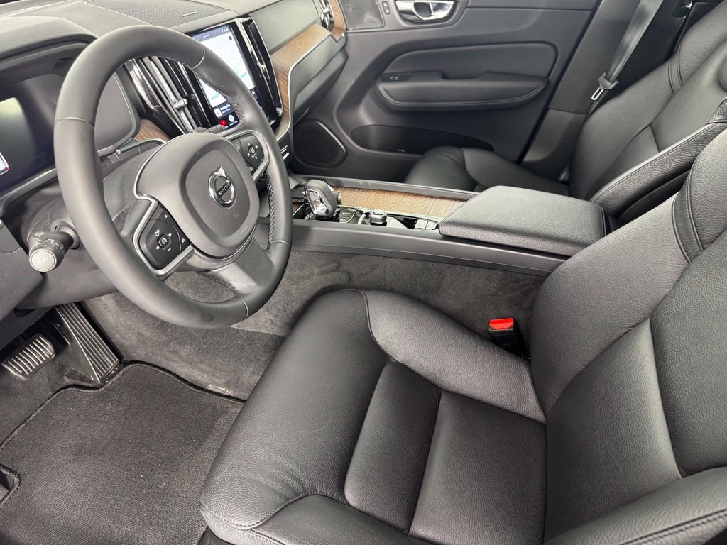 Used 2022 Volvo XC60 B5 Momentum w/ Advanced Package AWD/4WD image 12