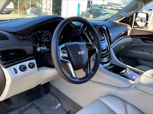 Used 2017 Cadillac Escalade Luxury image 17