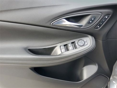 Certified 2025 Buick Encore GX Avenir image 18