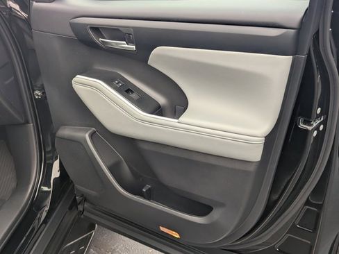 Used 2026 Toyota Highlander XLE image 13