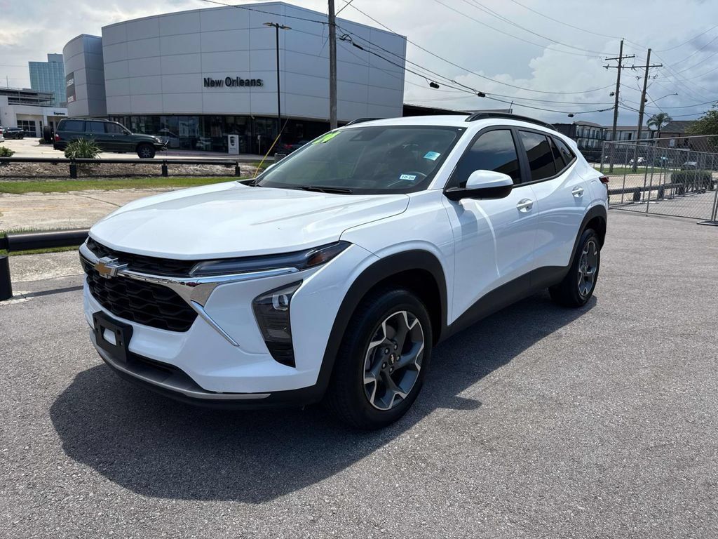 Used 2024 Chevrolet Trax LT FWD image 3