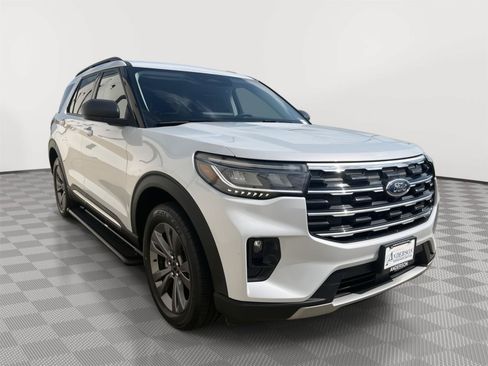 Used 2025 Ford Explorer Active w/ Active Comfort Package AWD/4WD image 3