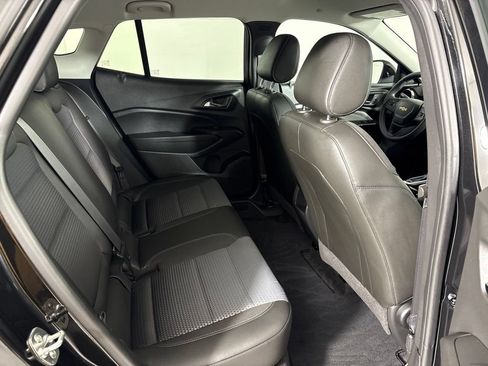 Used 2025 Chevrolet Trax LT FWD image 17