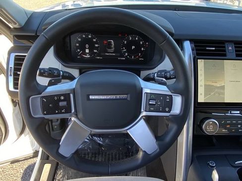 Used 2025 Land Rover Discovery S image 10