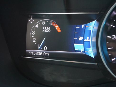 Used 2016 Ford Explorer XLT w/ Equipment Group 202A AWD/4WD image 33