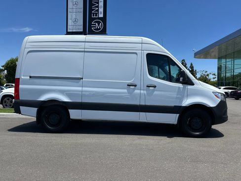 Used 2024 Mercedes-Benz Sprinter 2500 image 2
