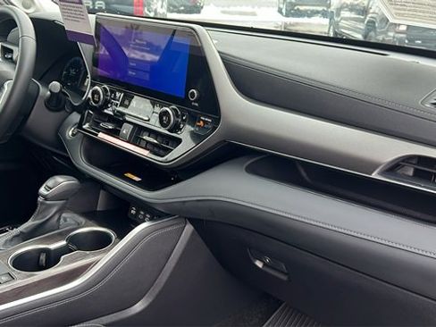 Certified 2025 Toyota Highlander Limited image 35