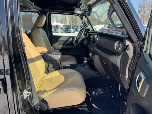 Used 2018 Jeep Wrangler Unlimited Sahara image 11