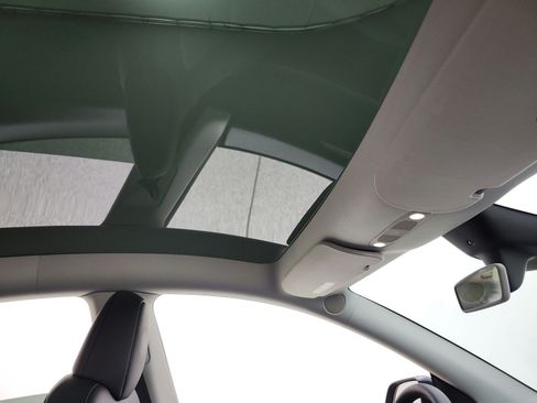 Used 2025 Tesla Model Y Long Range RWD image 21
