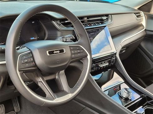 Used 2023 Jeep Grand Cherokee L Laredo image 9