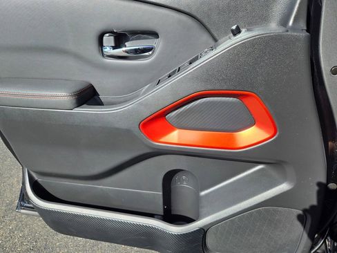 Used 2022 Nissan Frontier PRO-4X image 16