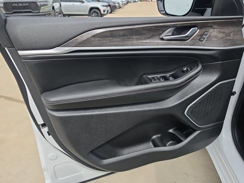 New 2026 Jeep Grand Cherokee Limited AWD/4WD image 11