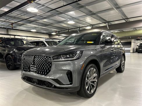 Used 2025 Lincoln Aviator Reserve w/ Illumination Package image 5