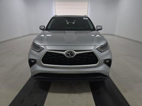 Used 2021 Toyota Highlander XLE FWD image 3