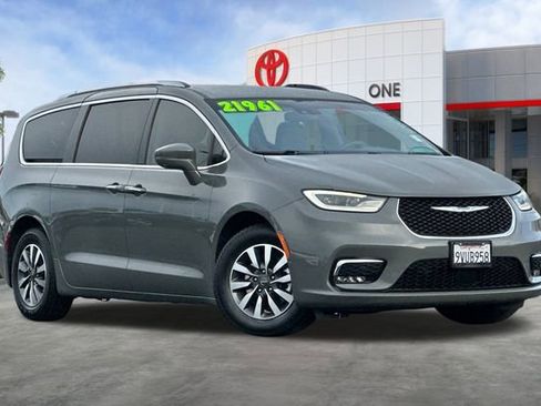 Used 2021 Chrysler Pacifica Touring-L image 2
