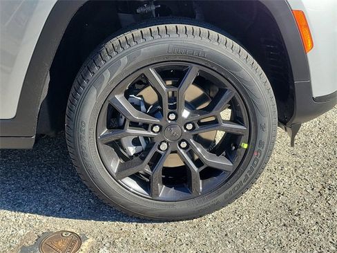 New 2025 Jeep Grand Cherokee L Limited image 5