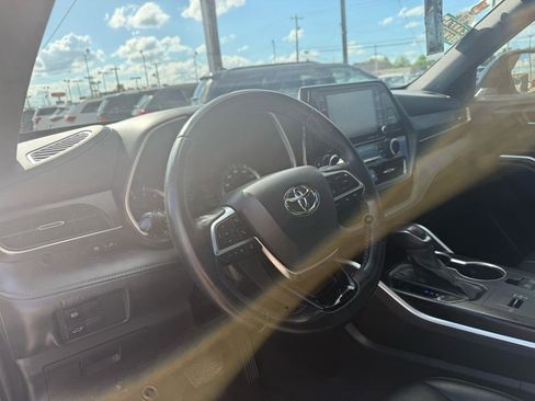 Used 2021 Toyota Highlander XSE FWD image 10