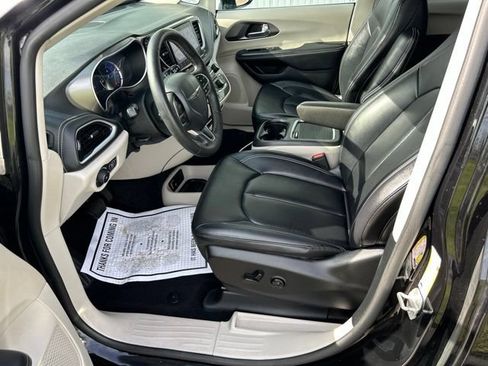 Used 2024 Chrysler Pacifica Limited FWD image 11