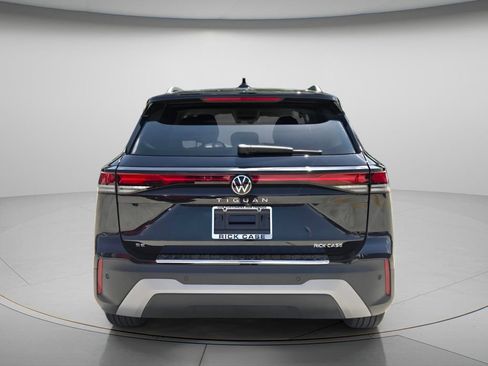 Certified 2026 Volkswagen Tiguan SE FWD image 4