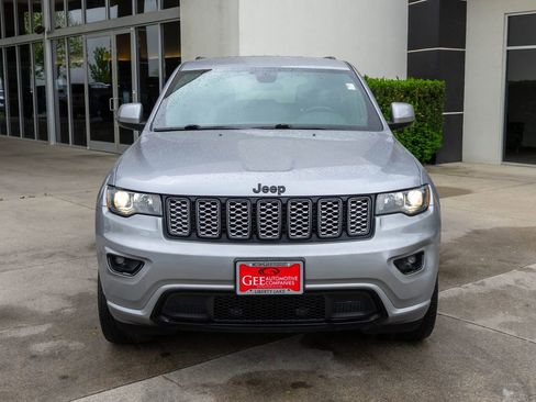 Used 2021 Jeep Grand Cherokee Laredo X AWD/4WD image 2