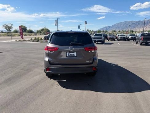 Used 2019 Toyota Highlander XLE AWD/4WD image 4