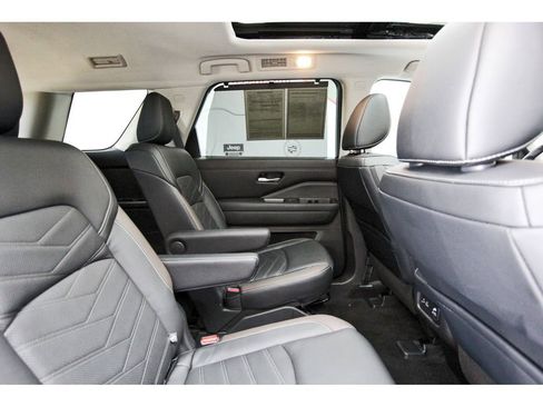 Certified 2024 Nissan Pathfinder Platinum image 9