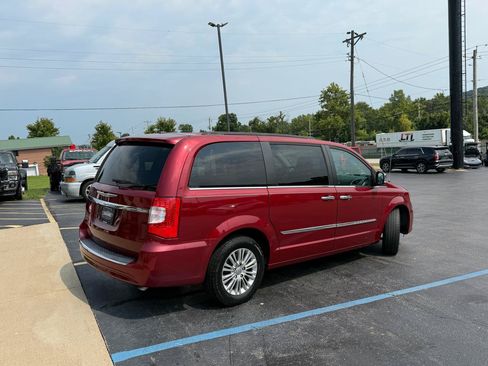 Used 2015 Chrysler Town & Country Touring-L w/ Driver Convenience Group FWD image 3