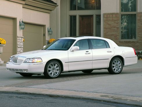 Used 2004 Lincoln Town Car Ultimate image 1