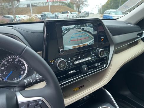 Used 2025 Toyota Highlander XLE image 25