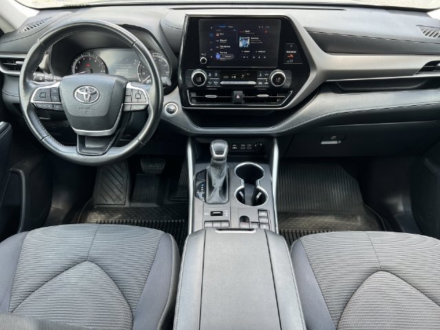 Used 2024 Toyota Highlander LE AWD/4WD image 17