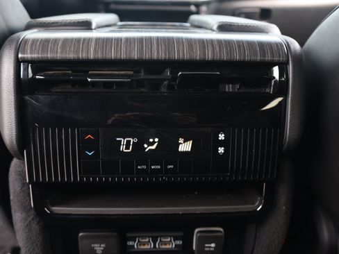 Used 2023 Jeep Wagoneer L Series II AWD/4WD image 13