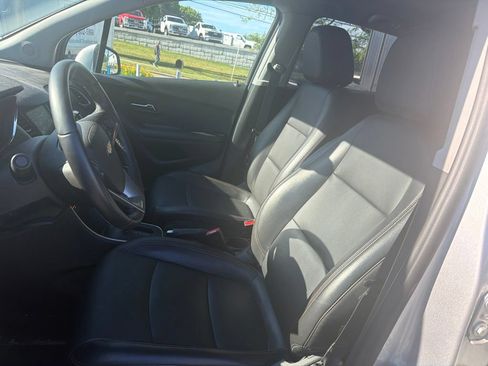 Used 2021 Chevrolet Trax LT w/ Premium Seat Package AWD/4WD image 8