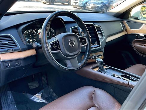 Used 2022 Volvo XC90 T6 Momentum w/ Climate Package image 18