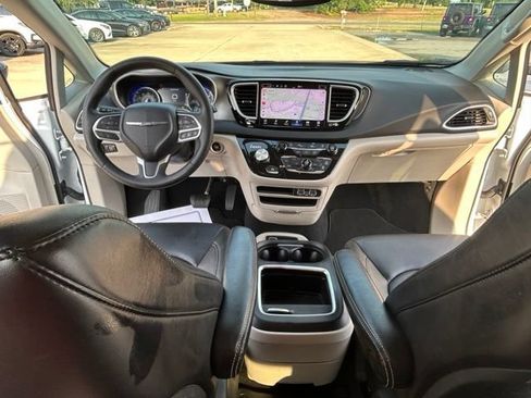 Used 2024 Chrysler Pacifica Touring-L FWD image 17