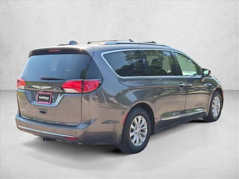 Used 2018 Chrysler Pacifica Touring-L FWD image 5