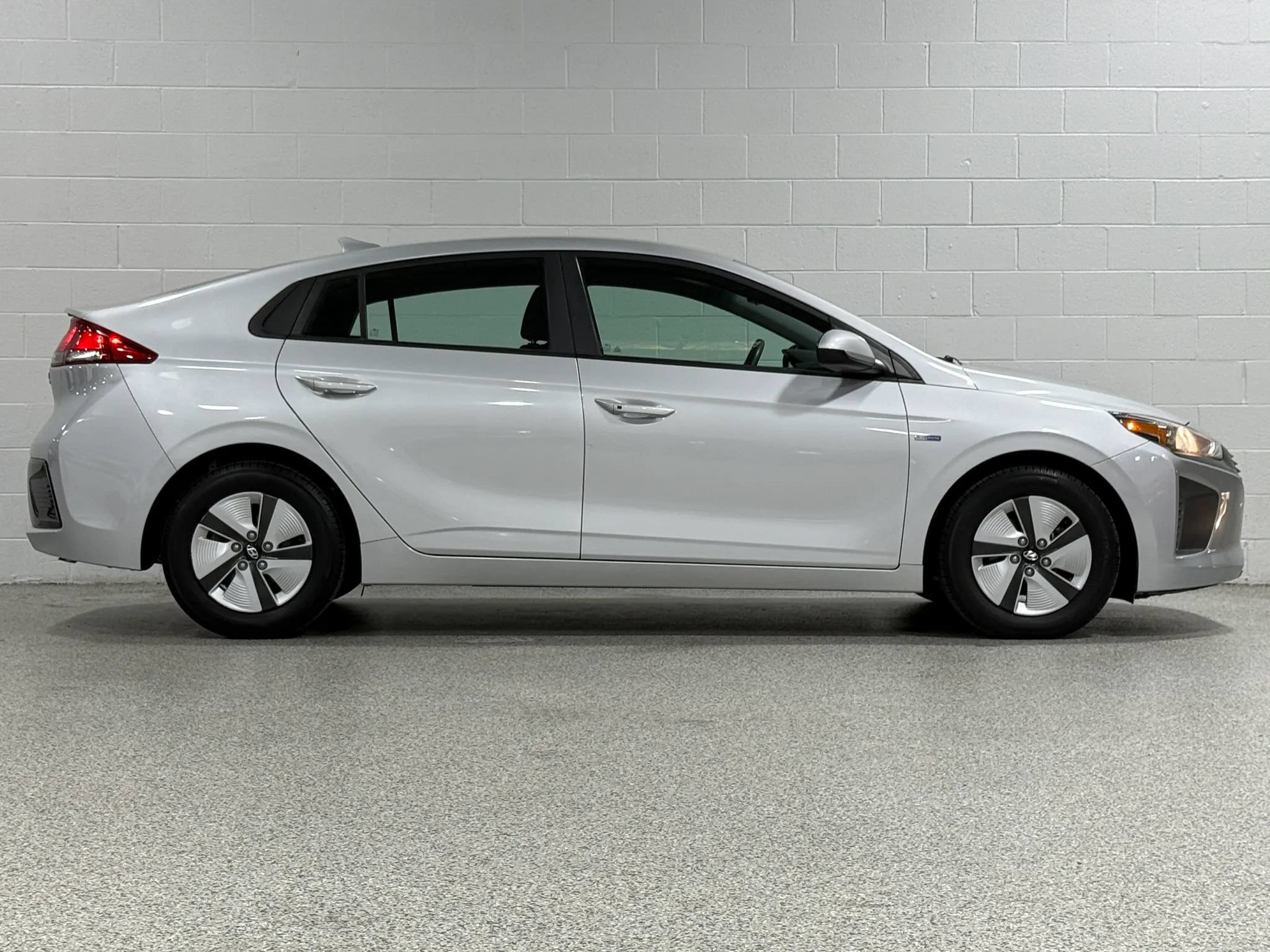Used 2018 Hyundai Ioniq Blue FWD image 5