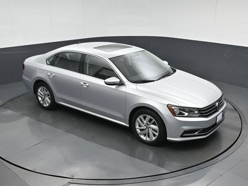 Used 2018 Volkswagen Passat 2.0T SE FWD image 56