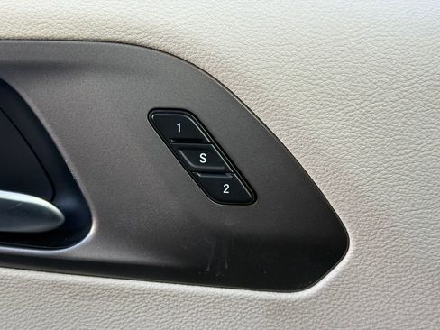 Used 2021 Chrysler Pacifica Touring-L image 18