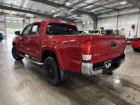Used 2022 Toyota Tacoma SR5 AWD/4WD image 5