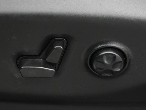 Used 2023 Chrysler Pacifica Touring FWD image 14