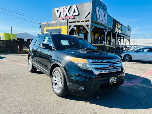 Used 2013 Ford Explorer XLT image 3
